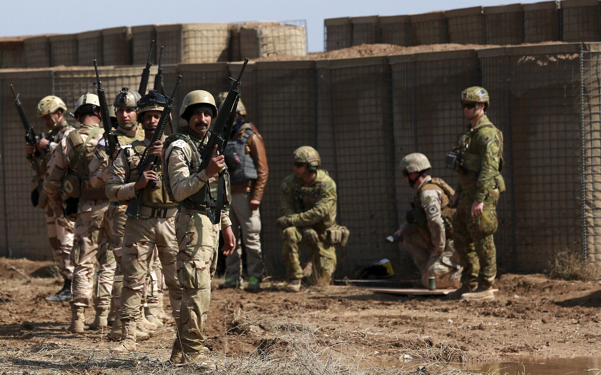 Американские военные в ираке. Ирак Эль-Каим американская Военная база. Военная база Таджи в Ираке. Армия США В Ираке.